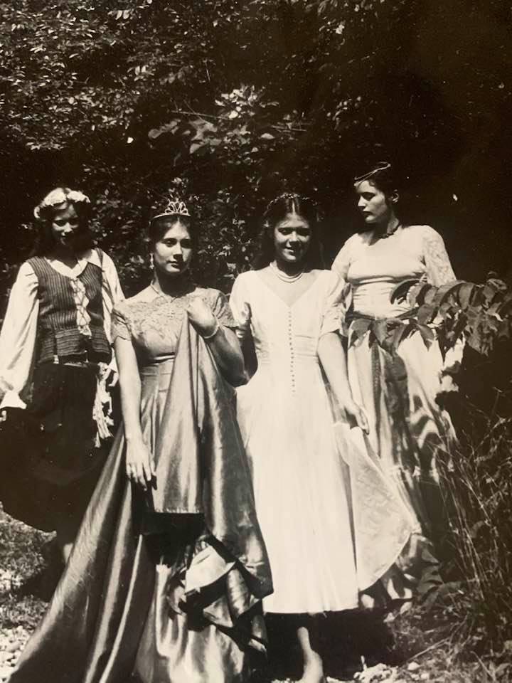 Goddesses out for a stroll 1978 Doreen, Jean, Indre, Sidonie